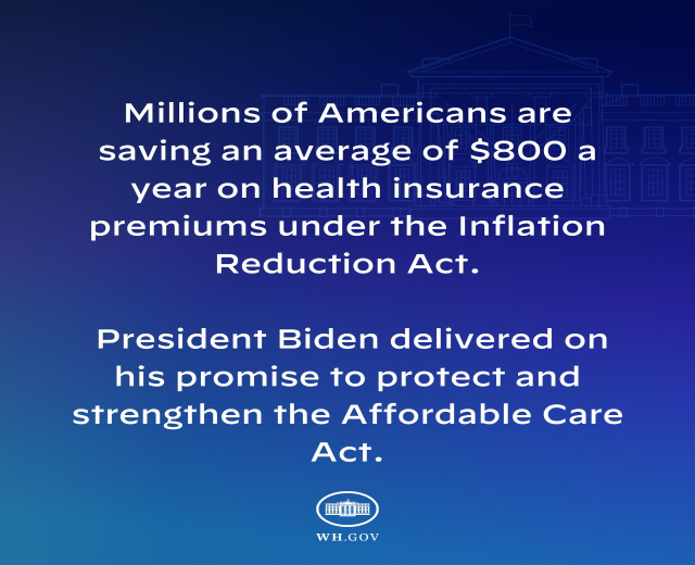 Blauer Hintergrund mit weißer Schrift, die besagt, dass Millionen von Amerikanern durchschnittlich 800 USD pro Jahr an Gesundheitsversicherungsprämien unter dem Inflation Reduction Act sparen, begleitet von einem Logo.