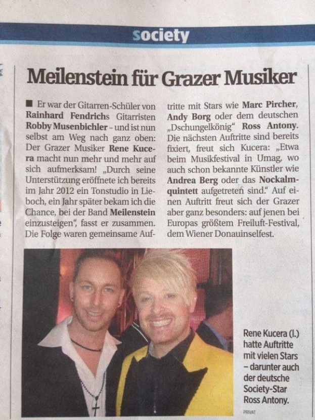 Zwei Männer in Anzügen, die in einer Zeitungsartikel mit der Überschrift "Grazer Musiker" vom März 2012 lächeln